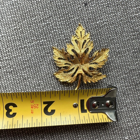 Vintage Gold Leaf Brooch - Picture 14 of 15